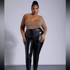 One shoulder strap detail bodysuit